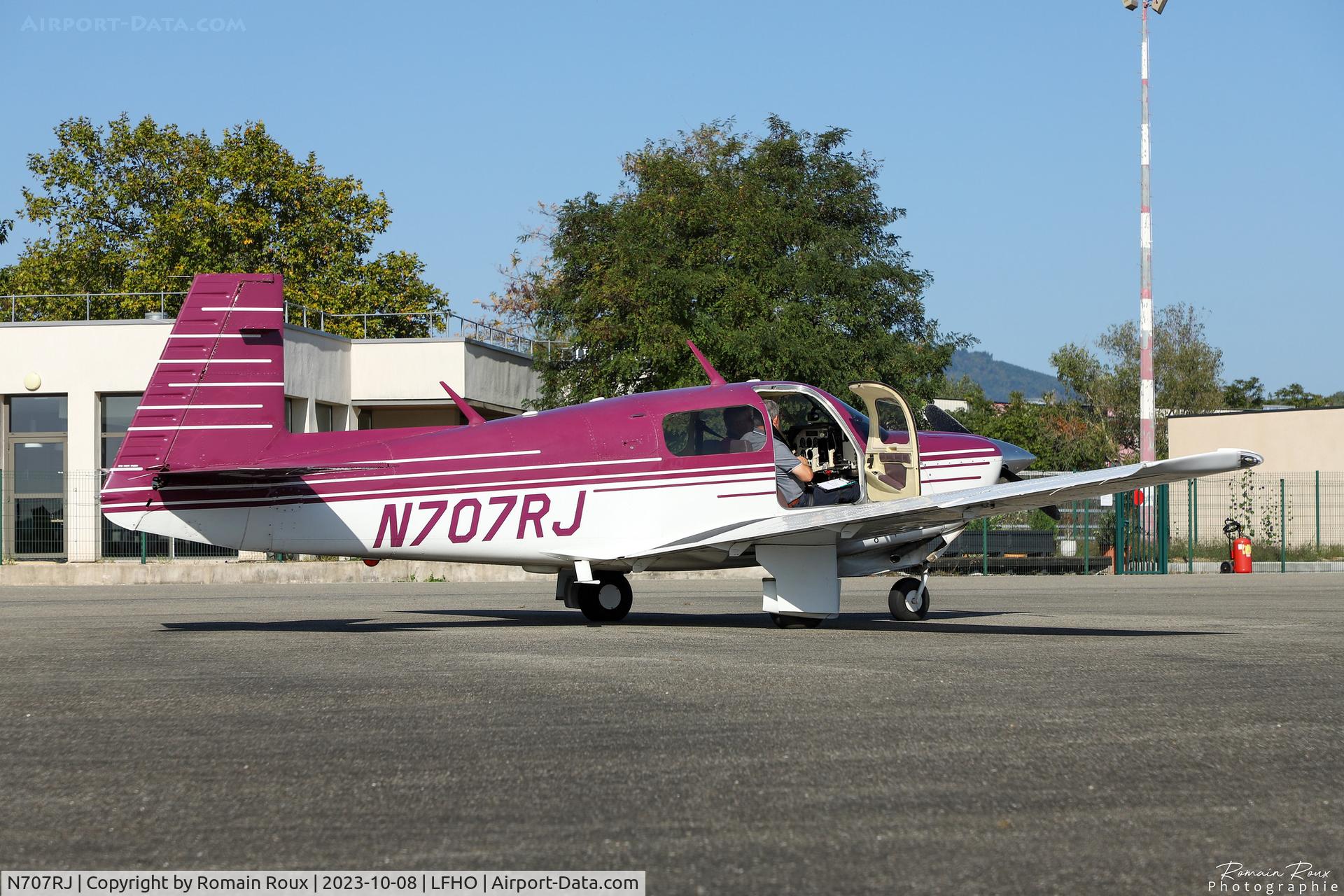N707RJ, 1990 Mooney M20J 201 C/N 243173, Parked