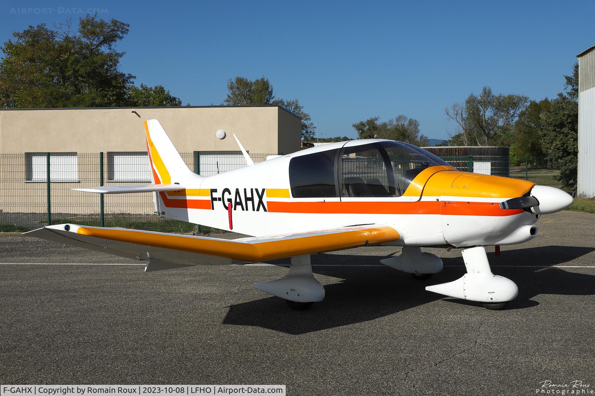 F-GAHX, Robin DR-400-108  Dauphin 2+2 C/N 1192, Parked