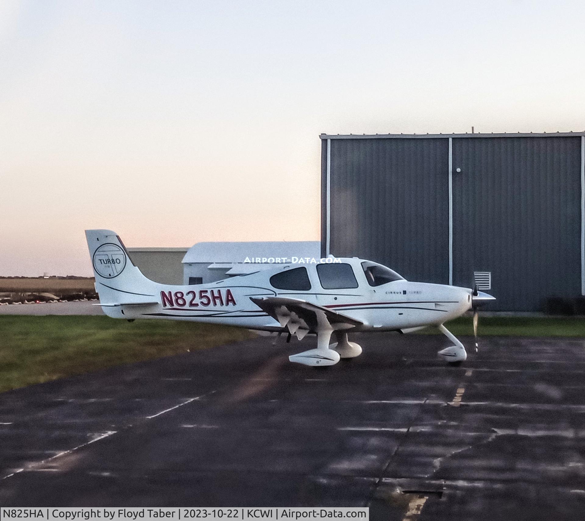 N825HA, 2009 Cirrus SR22 C/N 3561, On the ramp Clinton Municipal