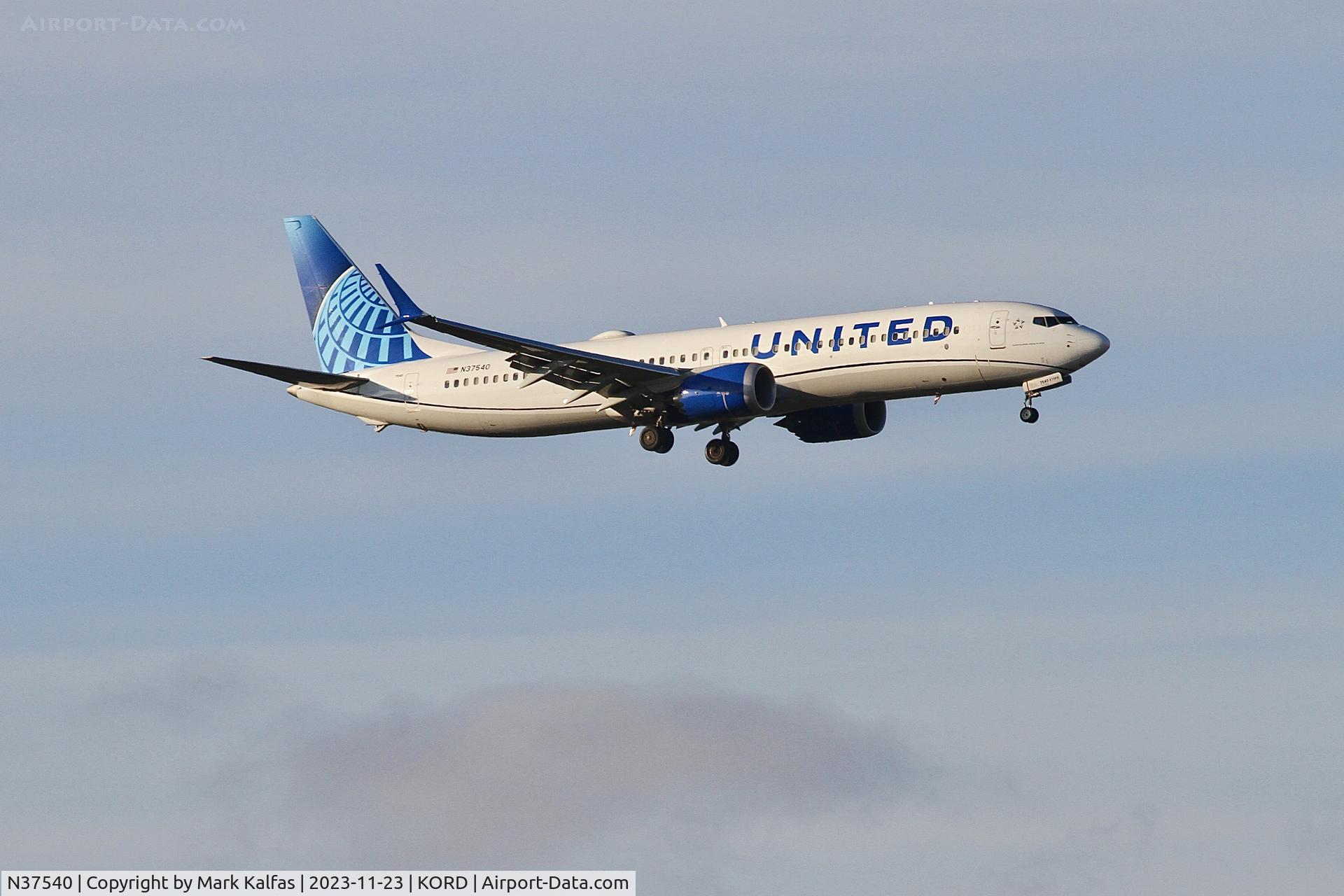 N37540, 2022 Boeing 737-9 MAX C/N 64471,  B39M United Airlines Boeing 737-9 MAX N37540 UA2039 KLAX-KORD, RWY 10C APPROACH KORD