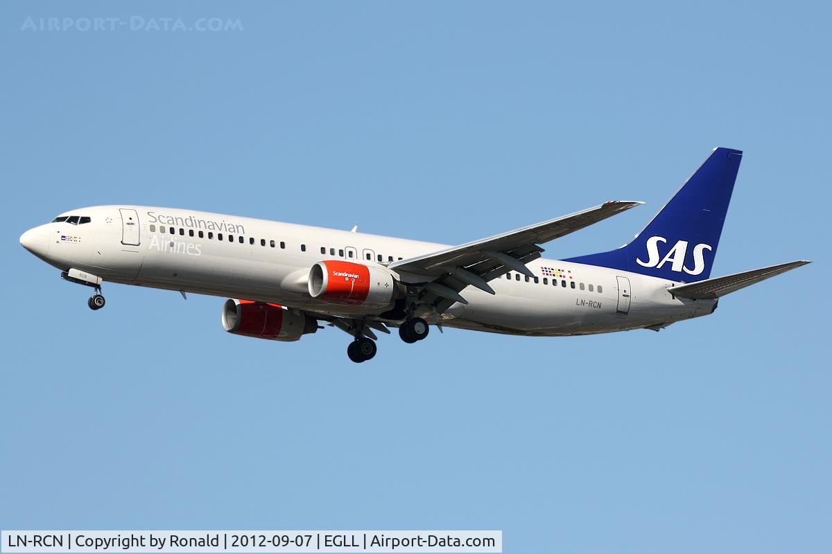 LN-RCN, 2000 Boeing 737-883 C/N 28318, at lhr