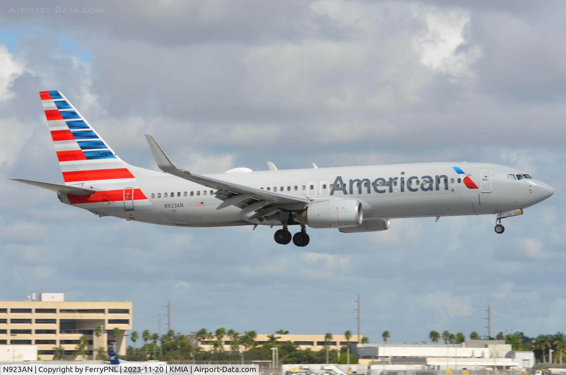 N923AN, 1999 Boeing 737-823 C/N 29524, American B738 landing