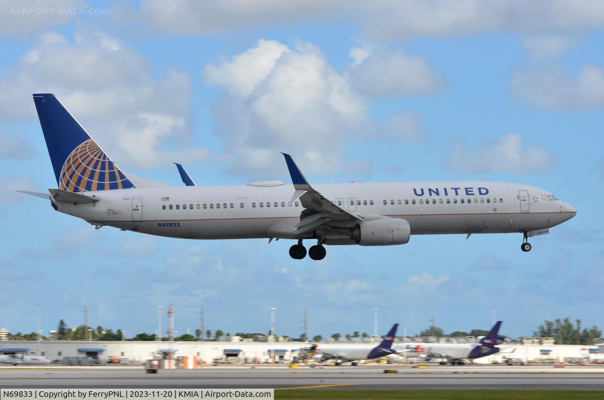 N69833, 2014 Boeing 737-924/ER C/N 44565, Arrival of United B739