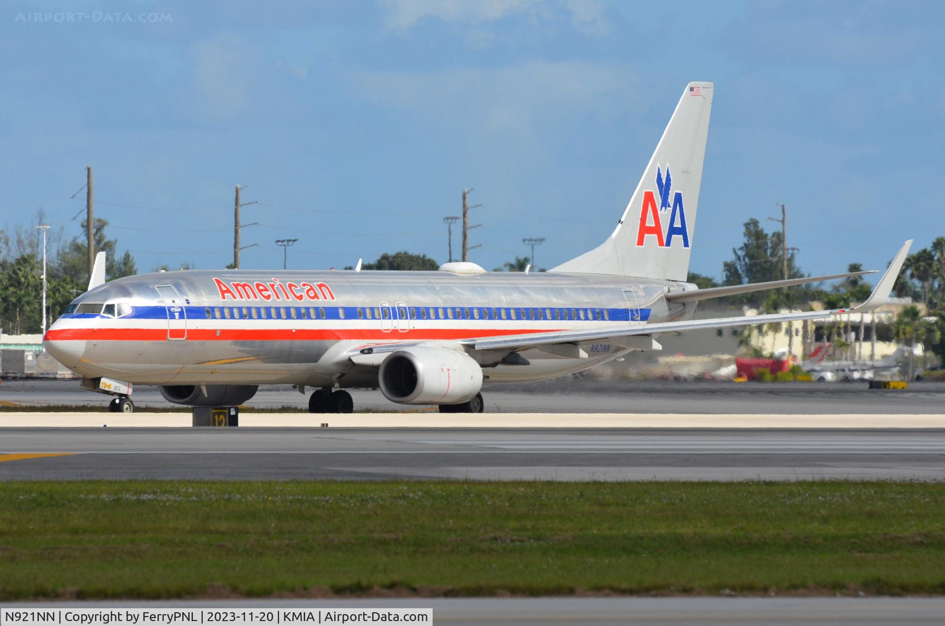 N921NN, 2013 Boeing 737-823 C/N 33229, B738 of AA in rerto look