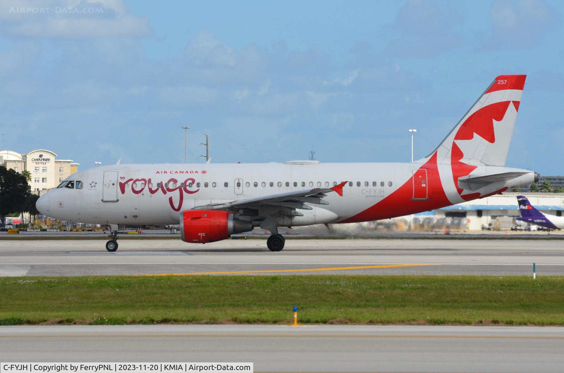 C-FYJH, 1996 Airbus A319-114 C/N 672, Rouge A319 taxying for departure