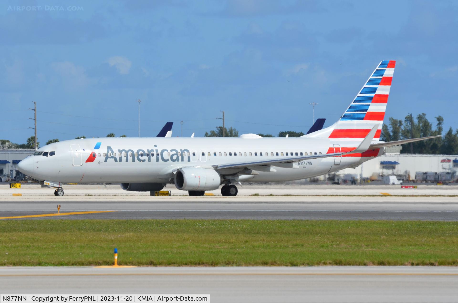 N877NN, 2011 Boeing 737-823 C/N 31131, AA B738 taxying