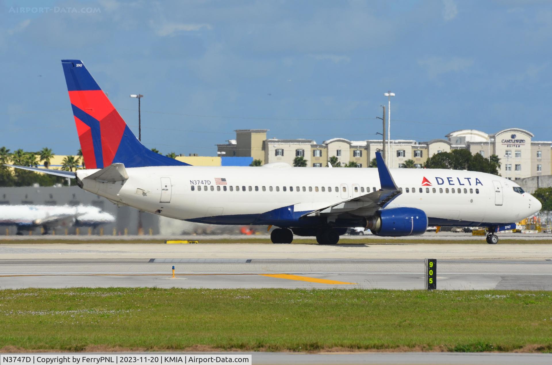 N3747D, 2001 Boeing 737-832 C/N 32374, Delta B738 departing
