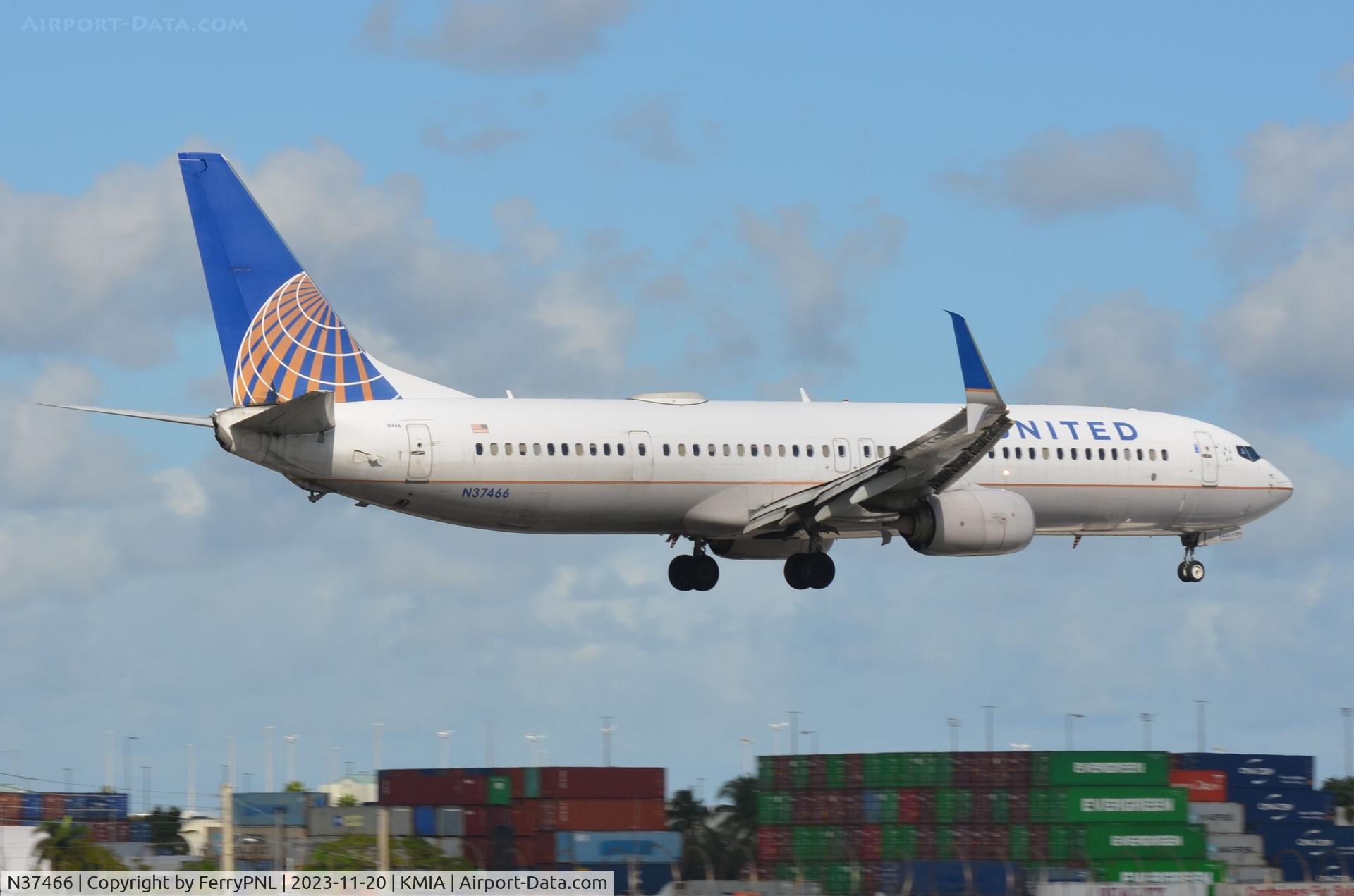 N37466, 2013 Boeing 737-924/ER C/N 31644, United B739 flaring over 01R