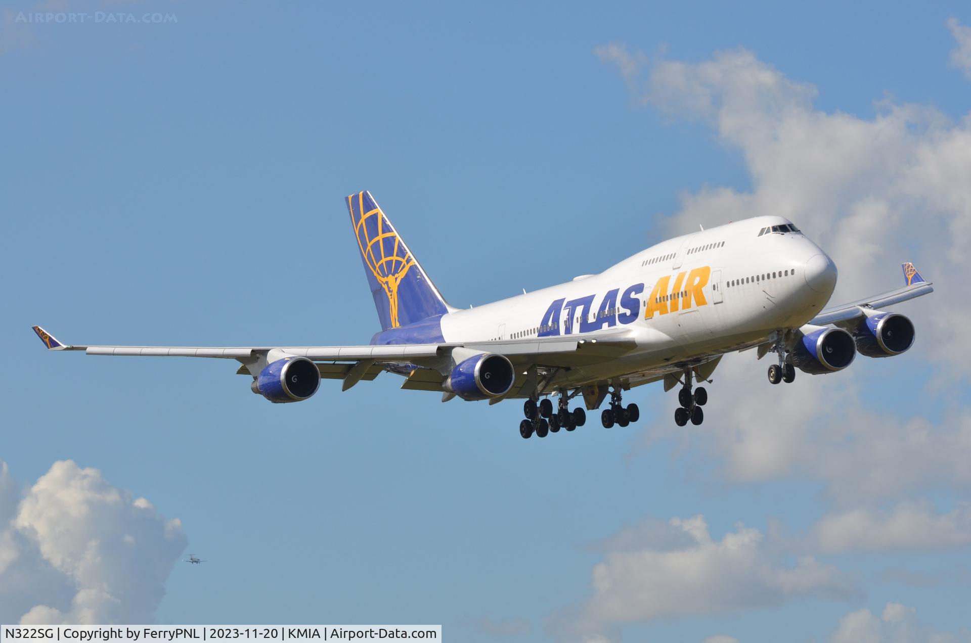 N322SG, 2000 Boeing 747-481 C/N 30322, Atlas B744 making last minute adjustments for landing
