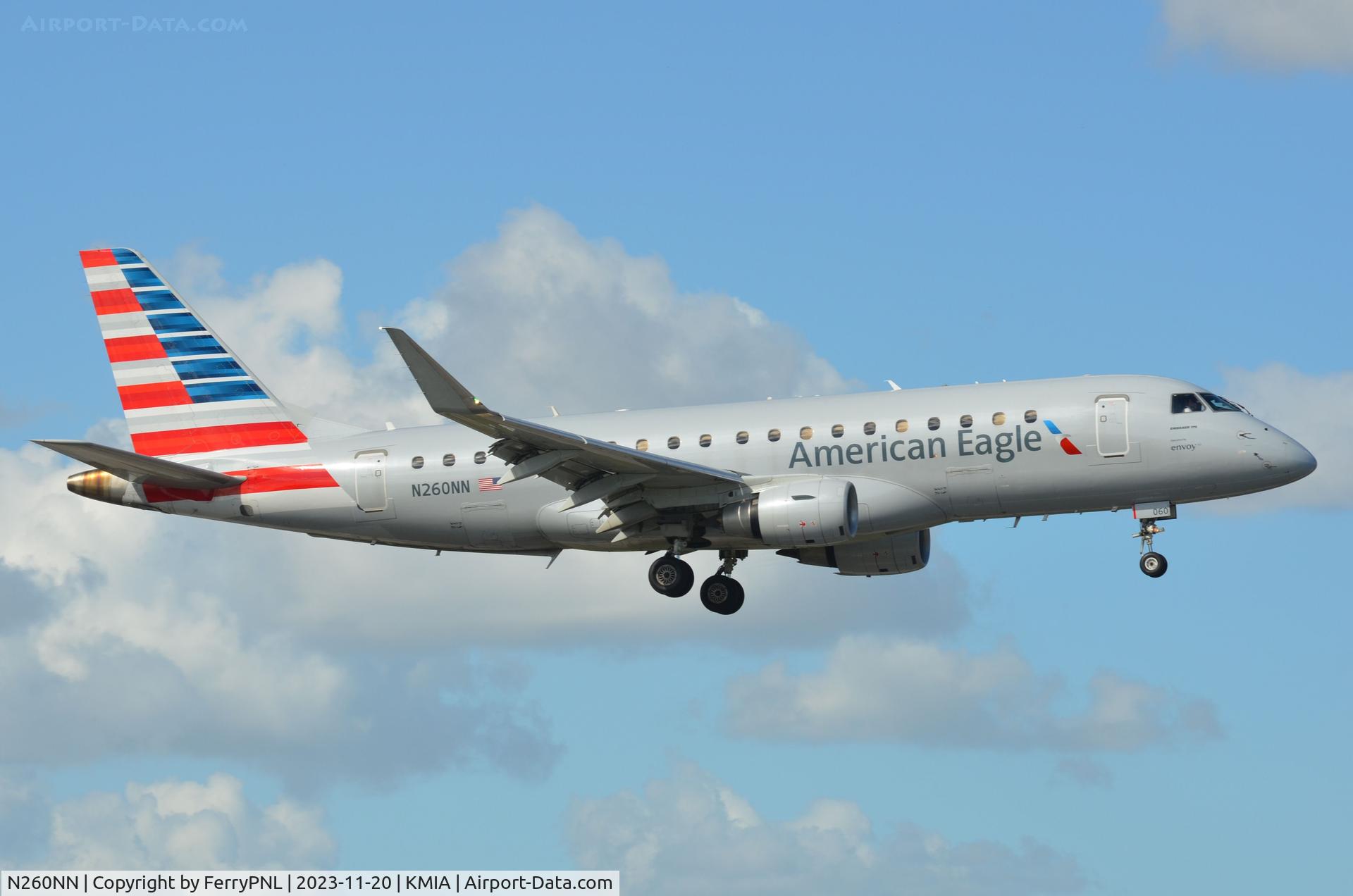 N260NN, 2017 Embraer 175LR (ERJ-170-200LR) C/N 17000699, American Eagle ERJ175 landing