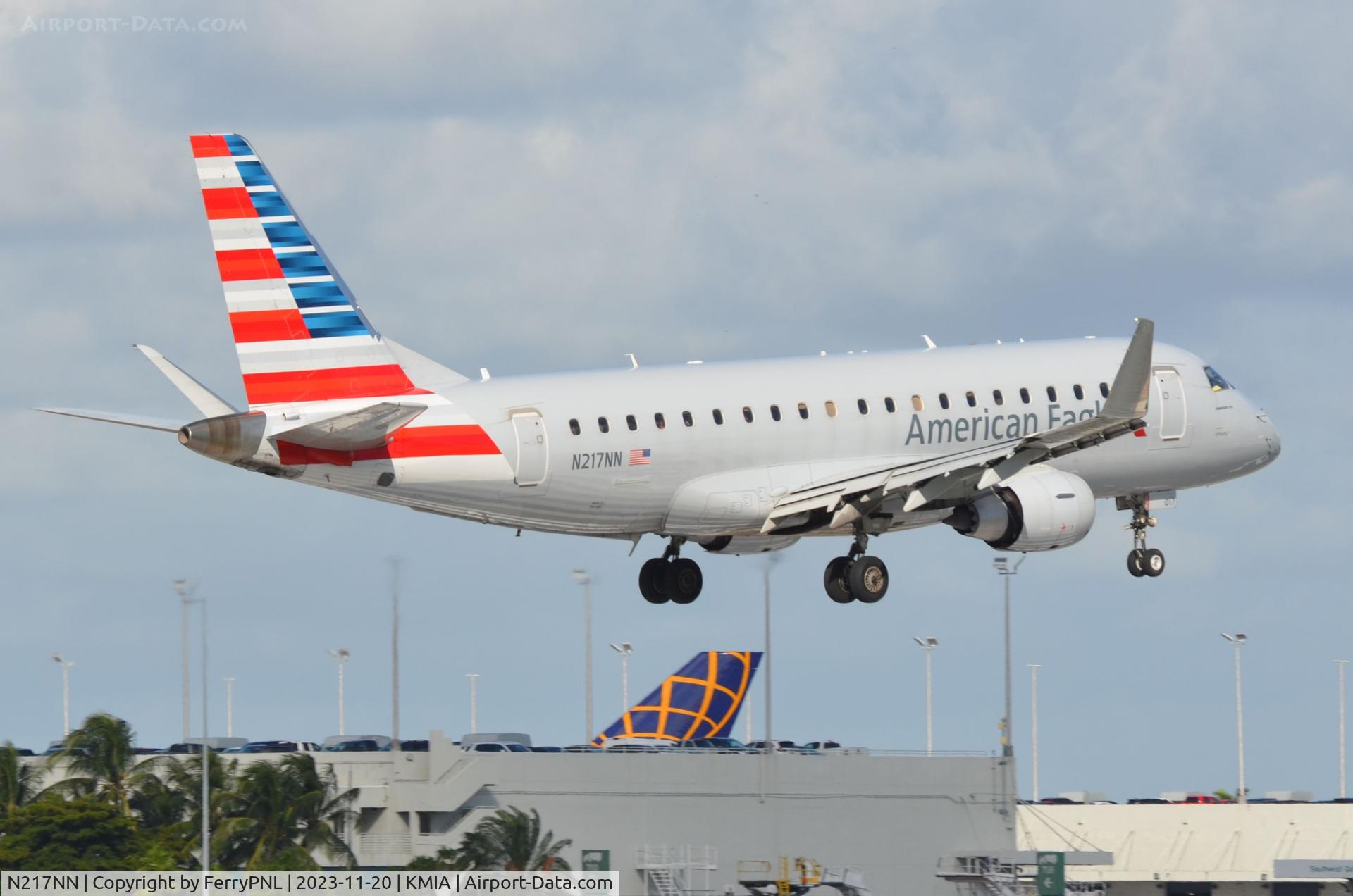 N217NN, 2015 Embraer 175LR (ERJ-170-200LR) C/N 17000515, American Eagle ERJ175 landing