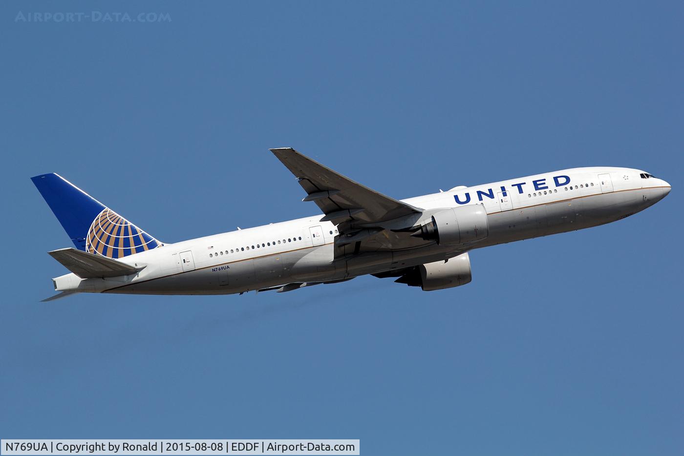 N769UA, 1995 Boeing 777-222 C/N 26921, at fra