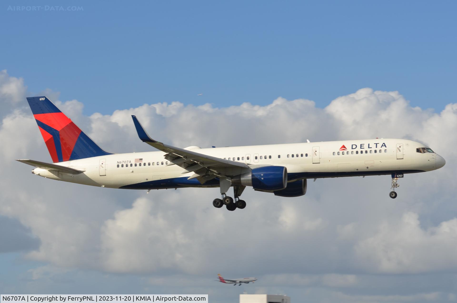 N6707A, 2000 Boeing 757-232 C/N 30395, Delta B752 arriving in MIA