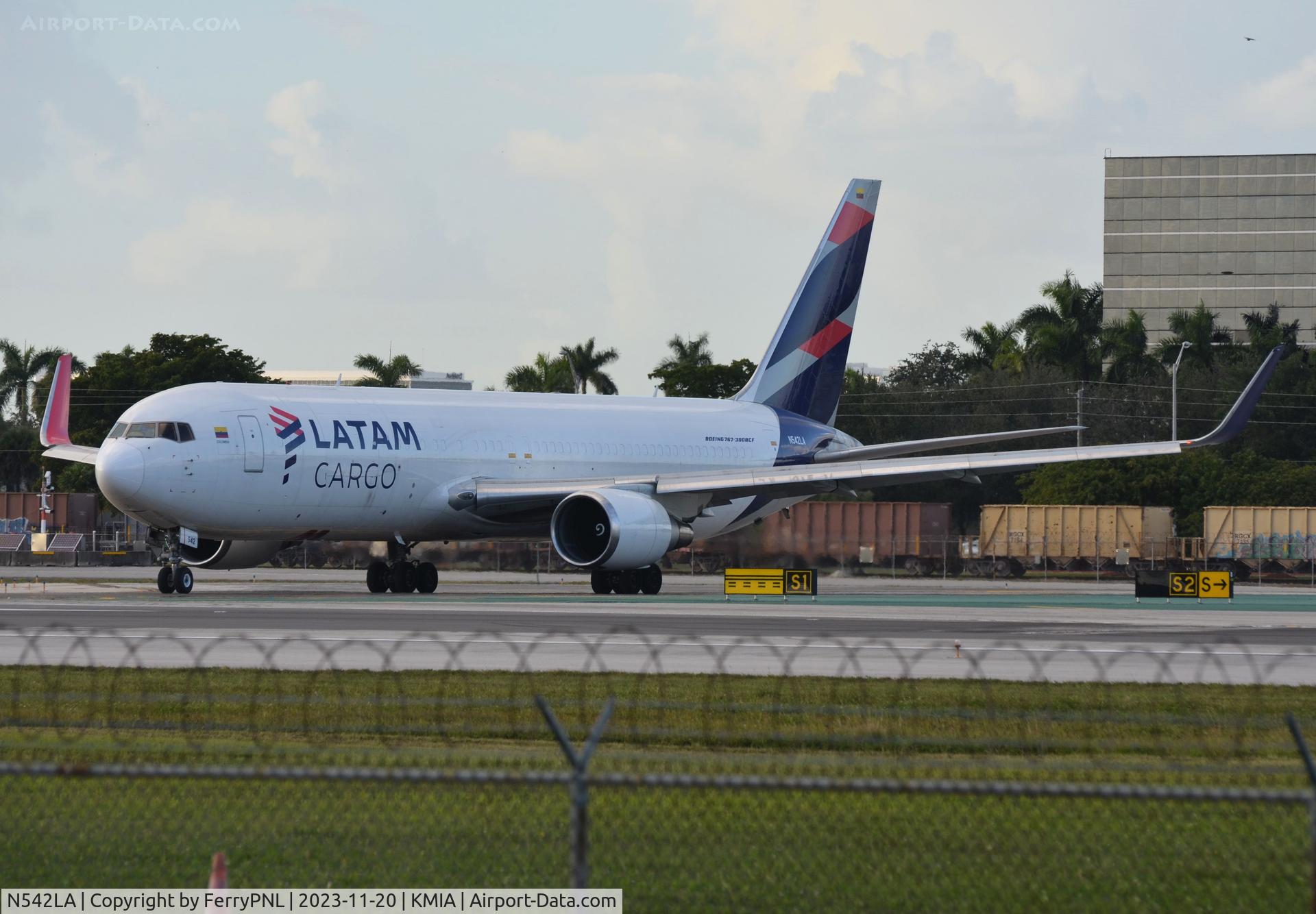 N542LA, 2006 Boeing 767-316ER(BCF) C/N 34629, Latam Cargo B763F lining-up