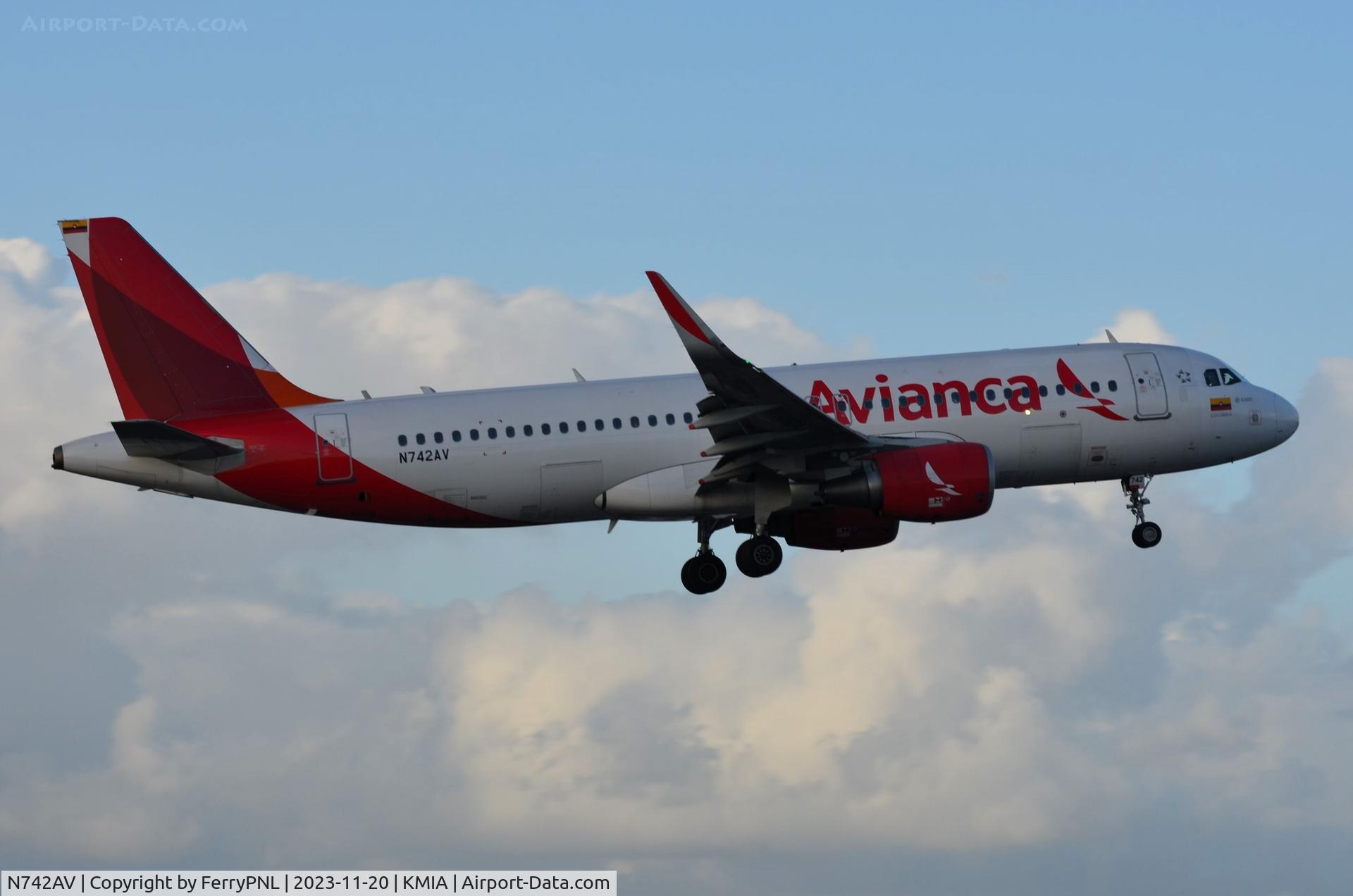 N742AV, 2015 Airbus A320-214 C/N 6692, Avianca A320 arriving at dusk
