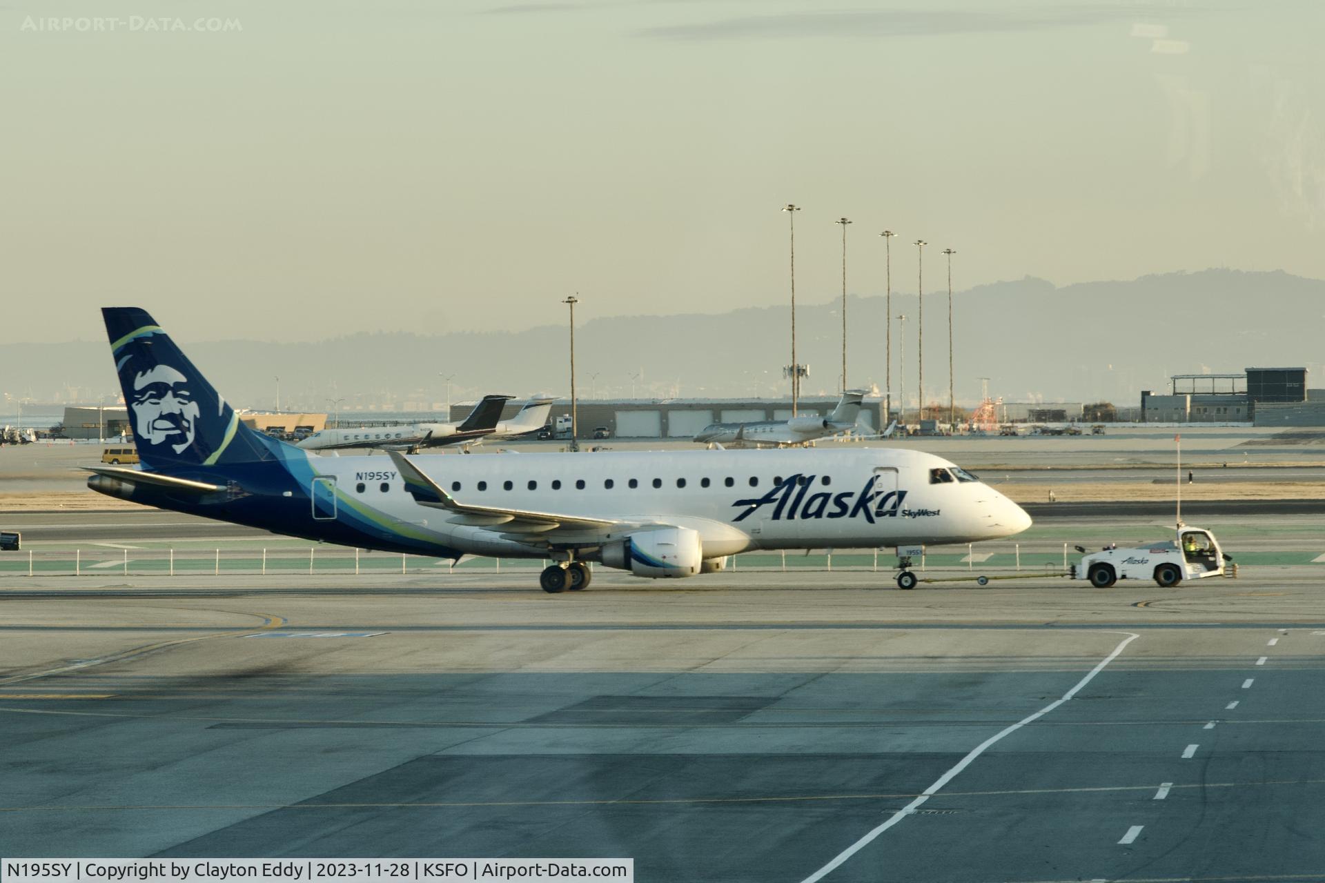 N195SY, 2017 Embraer 175LR (ERJ-170-200LR) C/N 17000698, SFO 2023.