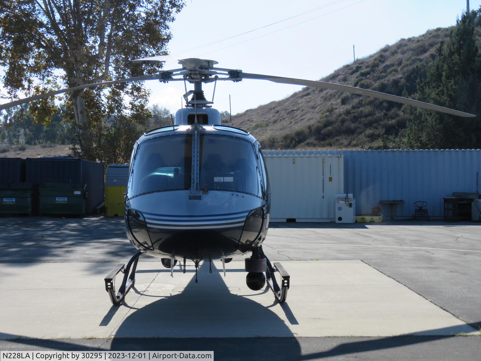 N228LA, 2000 Eurocopter AS-350B-2 Ecureuil Ecureuil C/N 3316, Parked