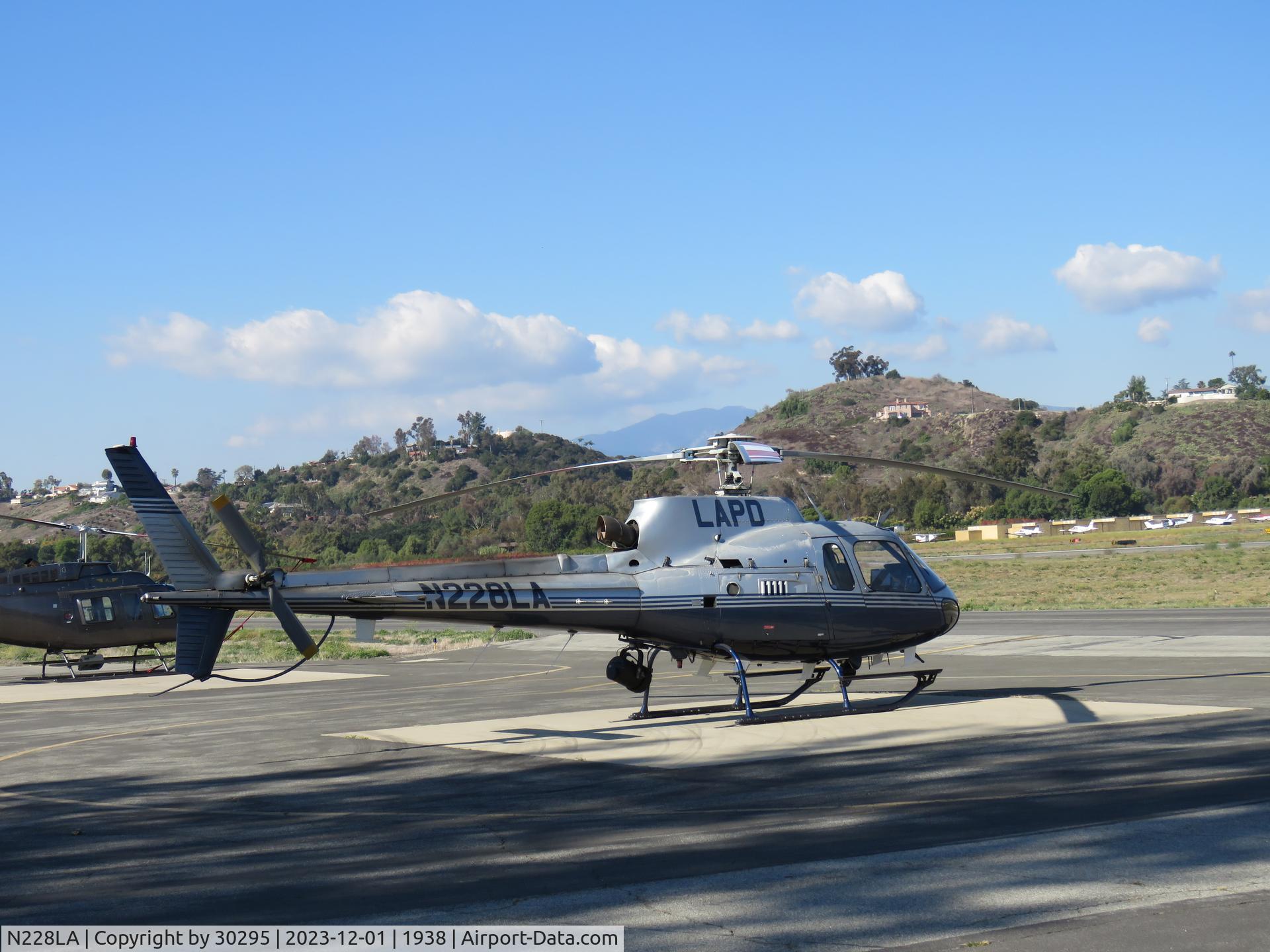 N228LA, 2000 Eurocopter AS-350B-2 Ecureuil Ecureuil C/N 3316, Parked