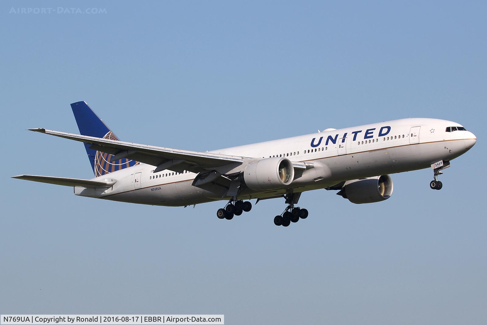 N769UA, 1995 Boeing 777-222 C/N 26921, at bru