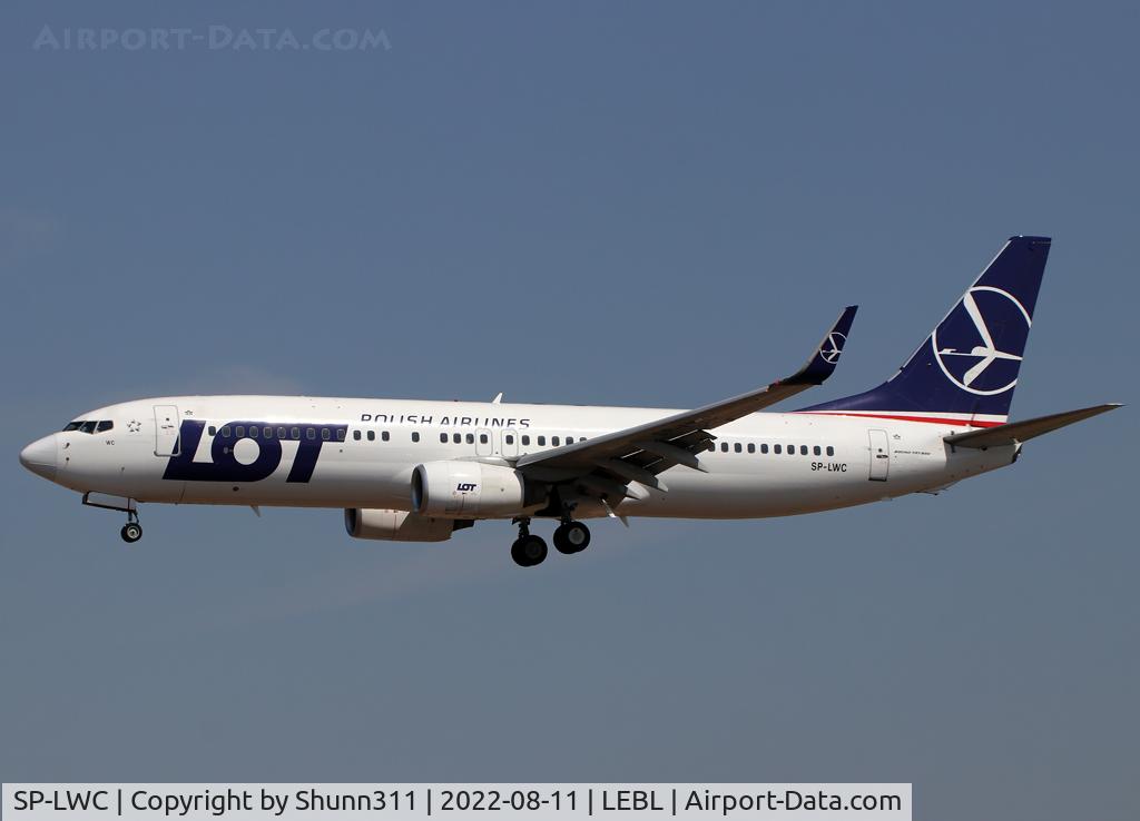 SP-LWC, 2005 Boeing 737-89P C/N 30691, Landing rwy 24R in new c/s