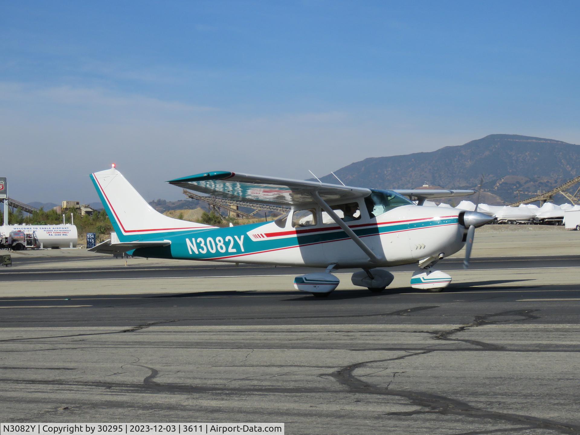 N3082Y, 1962 Cessna 182E Skylane C/N 18254082, Taxiing
