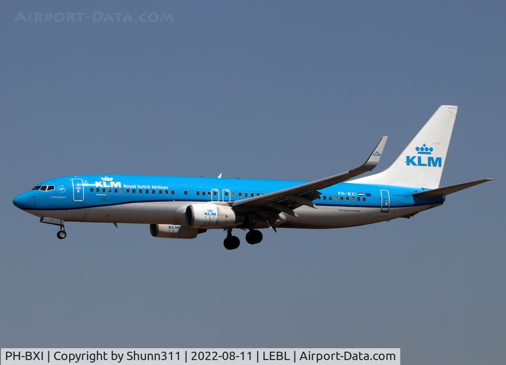 PH-BXI, 2000 Boeing 737-8K2 C/N 30358, Landing rwy 24R in new c/s