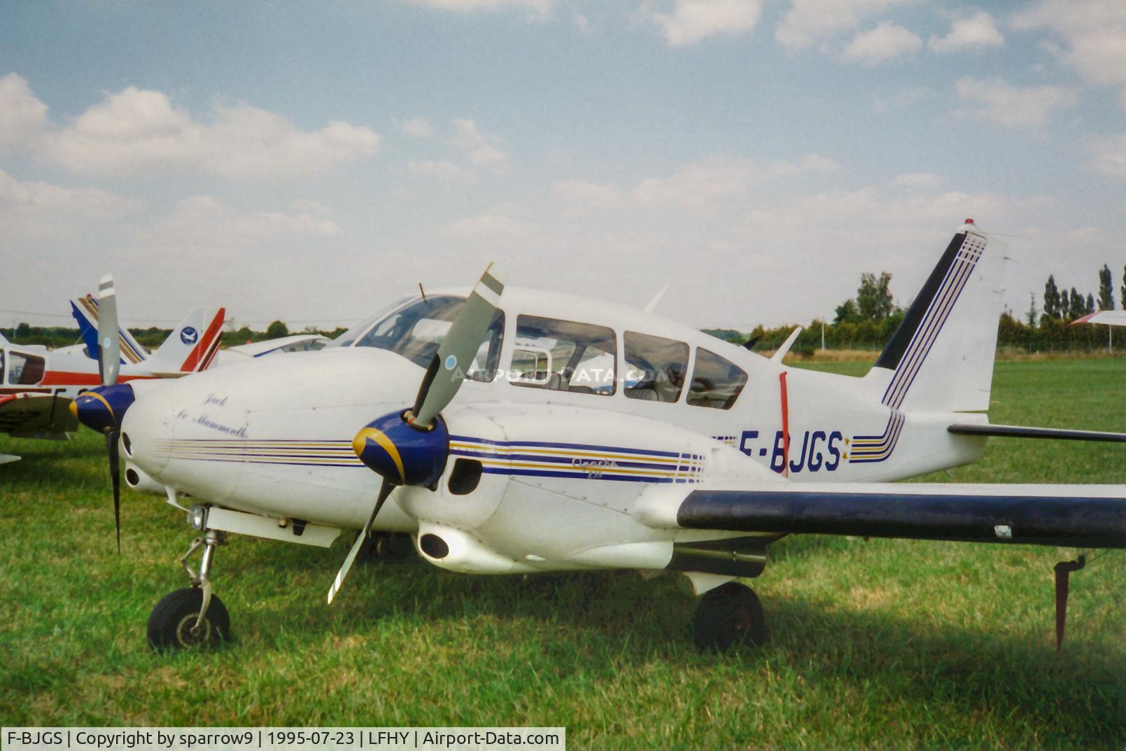 F-BJGS, 1962 Piper PA-23-235 Apache C/N 27-516, At Moulins. Scanned from a paper print.