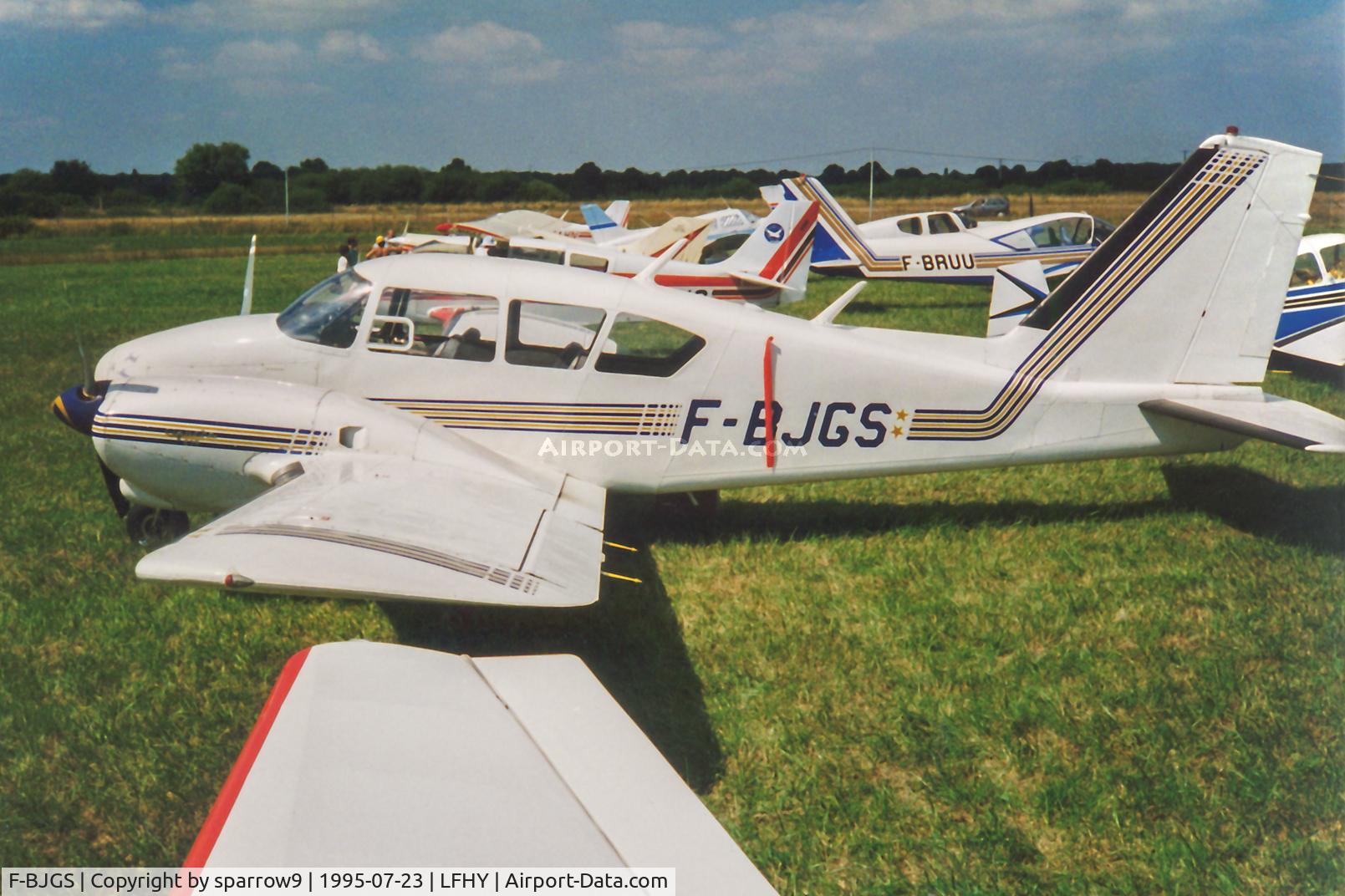F-BJGS, 1962 Piper PA-23-235 Apache C/N 27-516, At Moulins. scanned from a paper print.