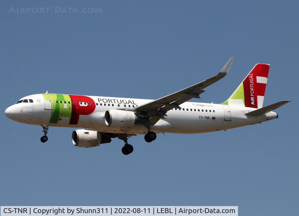 CS-TNR, 2009 Airbus A320-214 C/N 3883, Landing rwy 24R with sharklets mounted