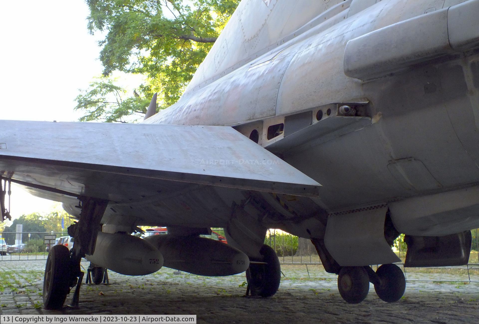 13, Saab J-35Oe MkII Draken C/N 35-1413, SAAB J35Oe Mk II Draken at the Heeresgeschichtliches Museum (HGM, Museum of Military History), Wien (Vienna)