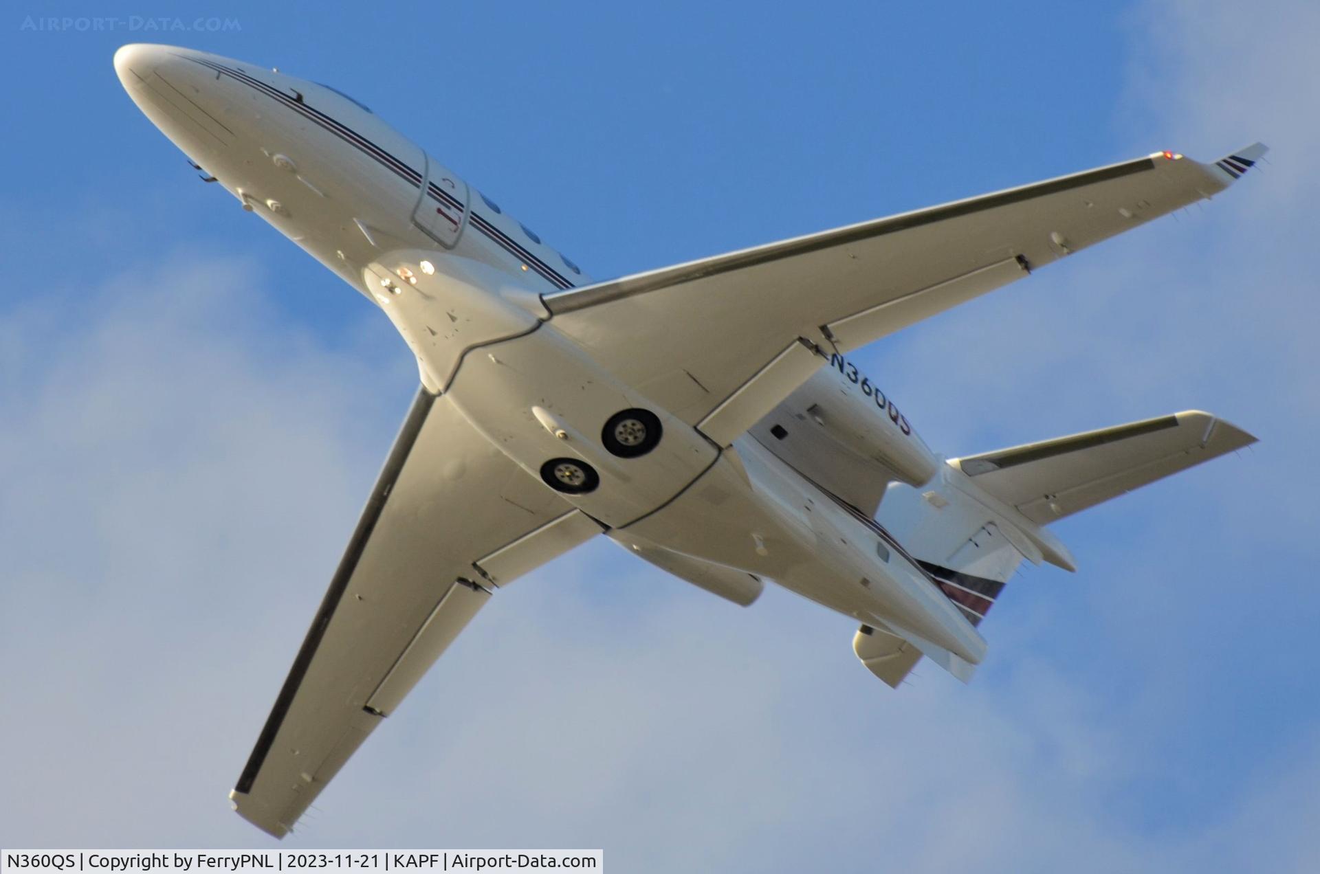 N360QS, 2015 Embraer EMB-505 Phenom 300 C/N 50500254, Netjets EMB505 taking-off