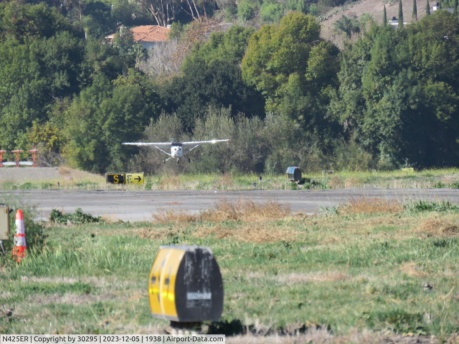 N425ER, 1998 Cessna 172R C/N 17280646, Landing