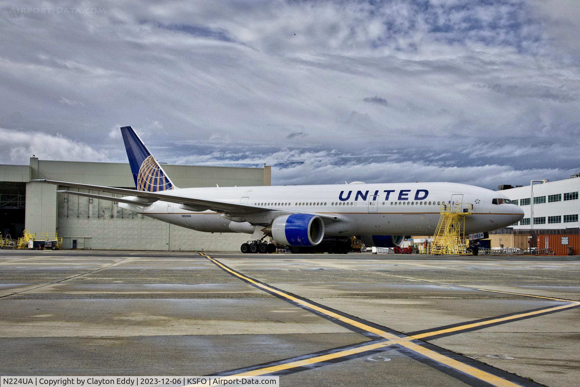N224UA, 2001 Boeing 777-222 C/N 30225, SFO 2023.