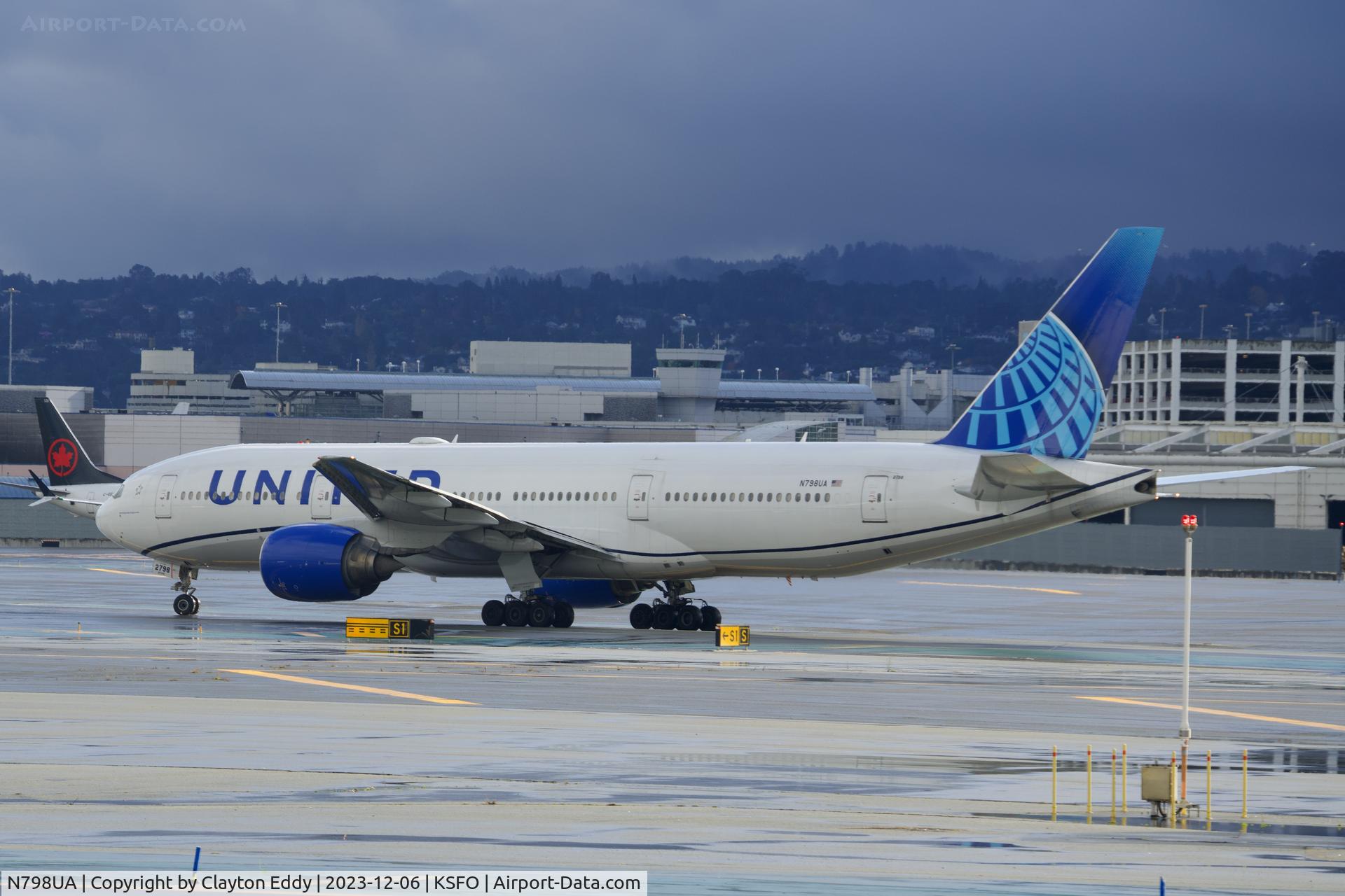 N798UA, 1998 Boeing 777-222ER C/N 26928, Runway 10 SFO 2023.