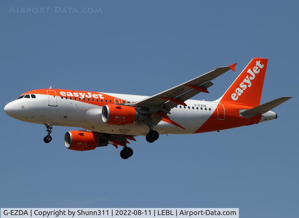 G-EZDA, 2008 Airbus A319-111 C/N 3413, Landing rwy 24R in new c/s