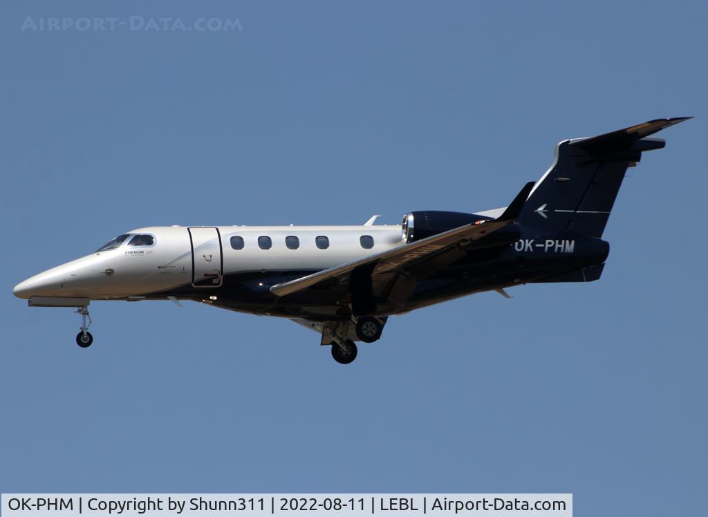 OK-PHM, 2018 Embraer EMB-505 Phenom 300 C/N 50500445, LAnding rwy 24R