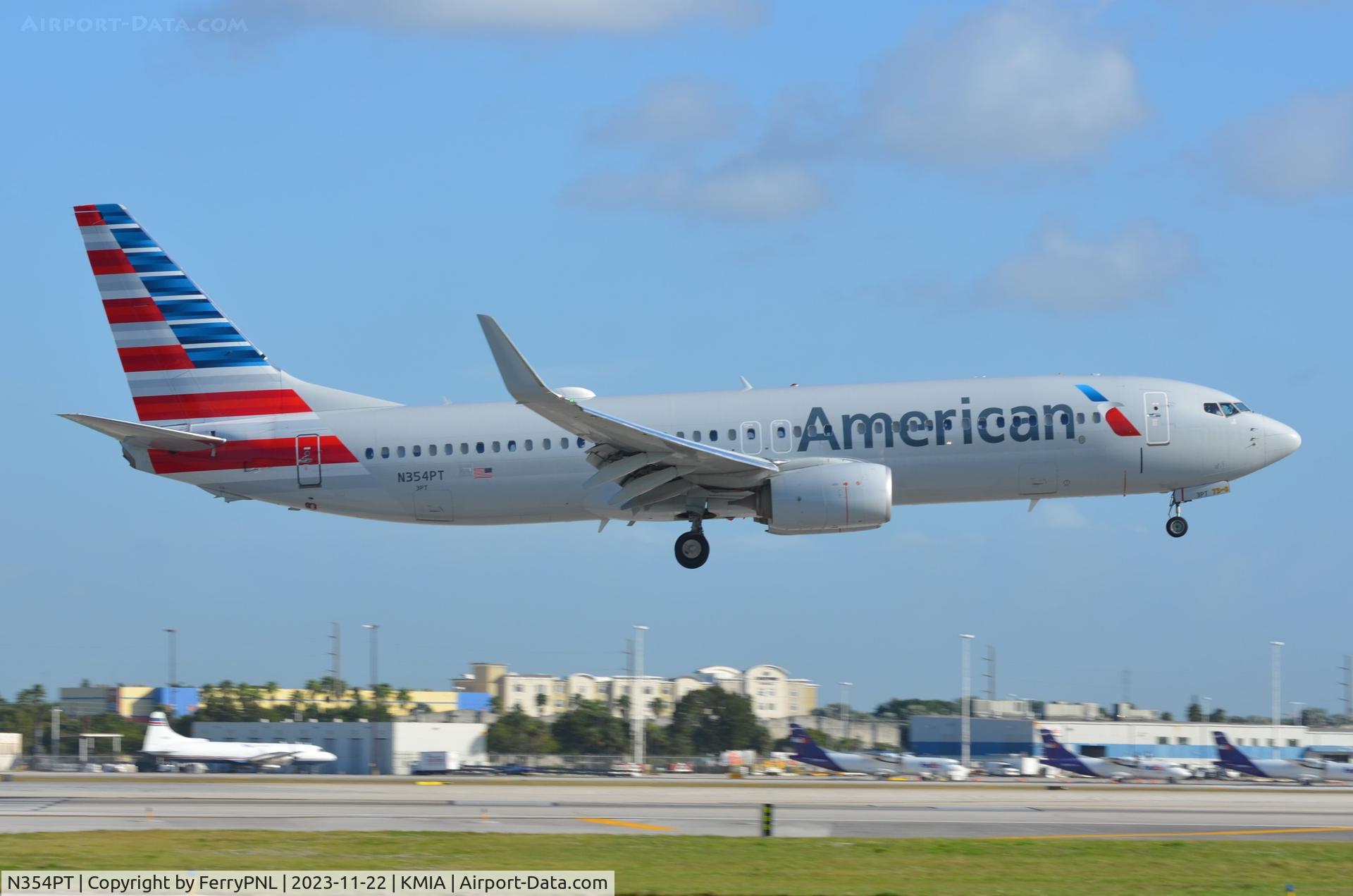 N354PT, 2017 Boeing 737-823 C/N 31275, American B738 landing