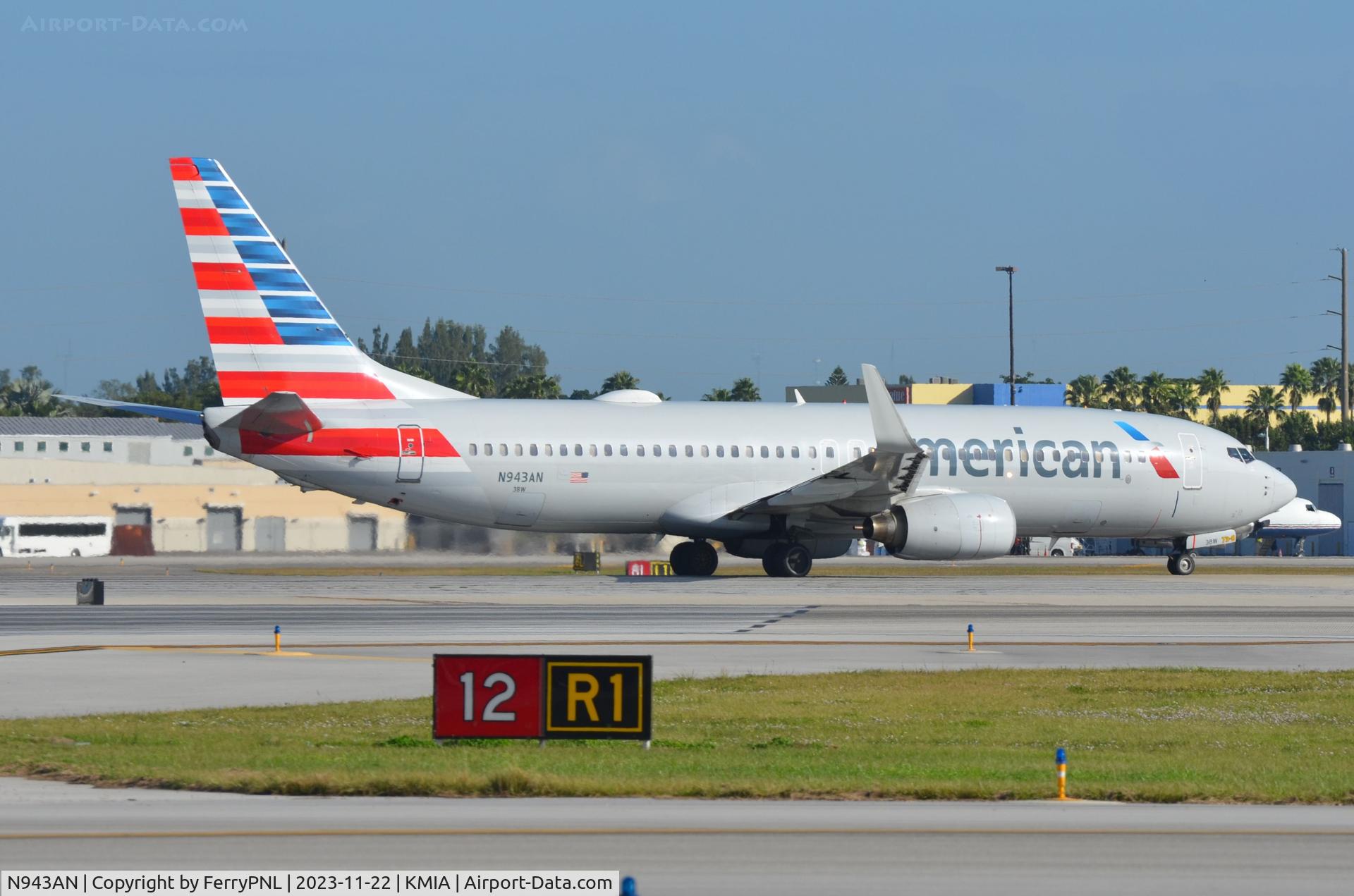 N943AN, 2000 Boeing 737-823 C/N 30599, American B738 lining-up
