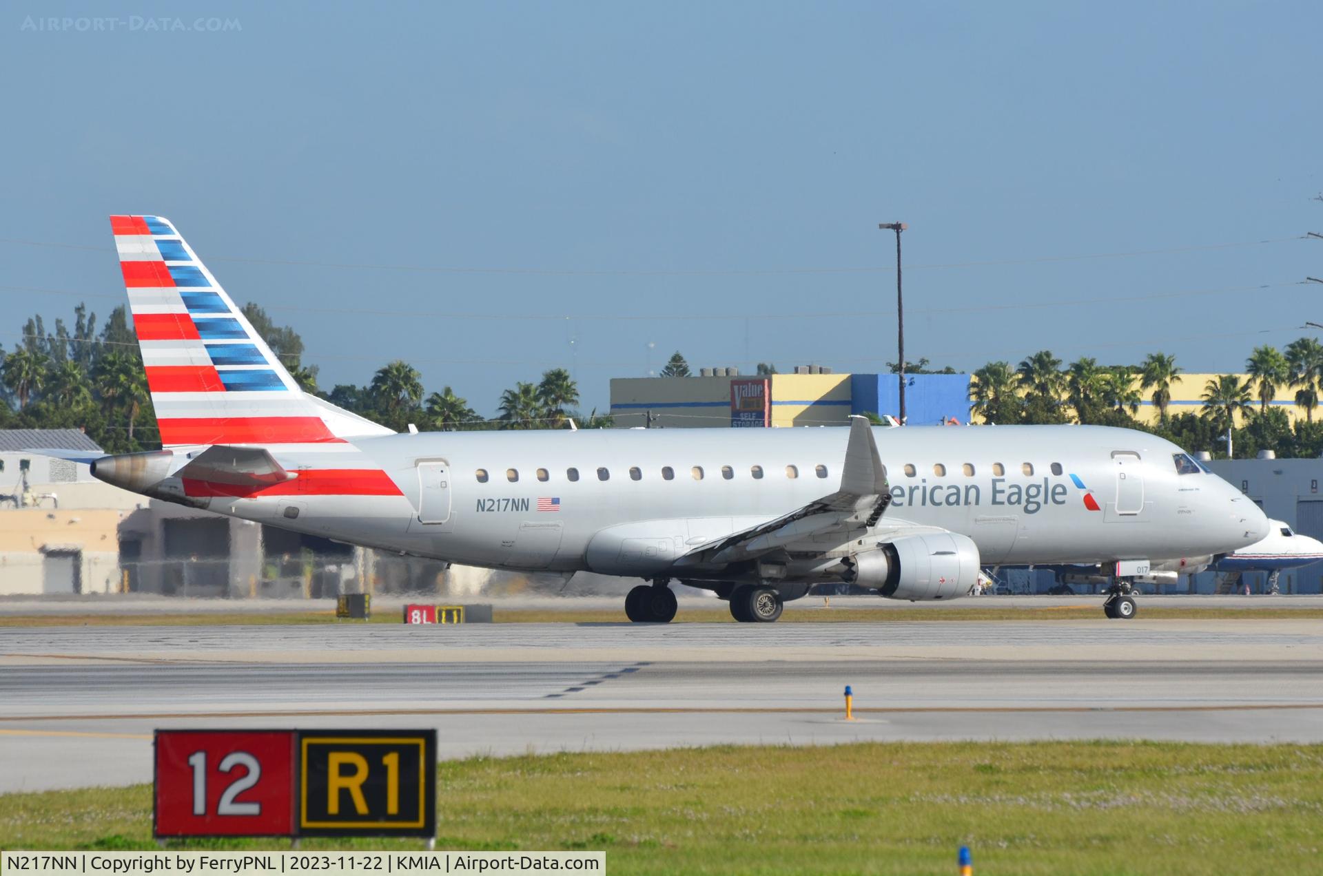 N217NN, 2015 Embraer 175LR (ERJ-170-200LR) C/N 17000515, Eagle flight ERJ175 lined-up