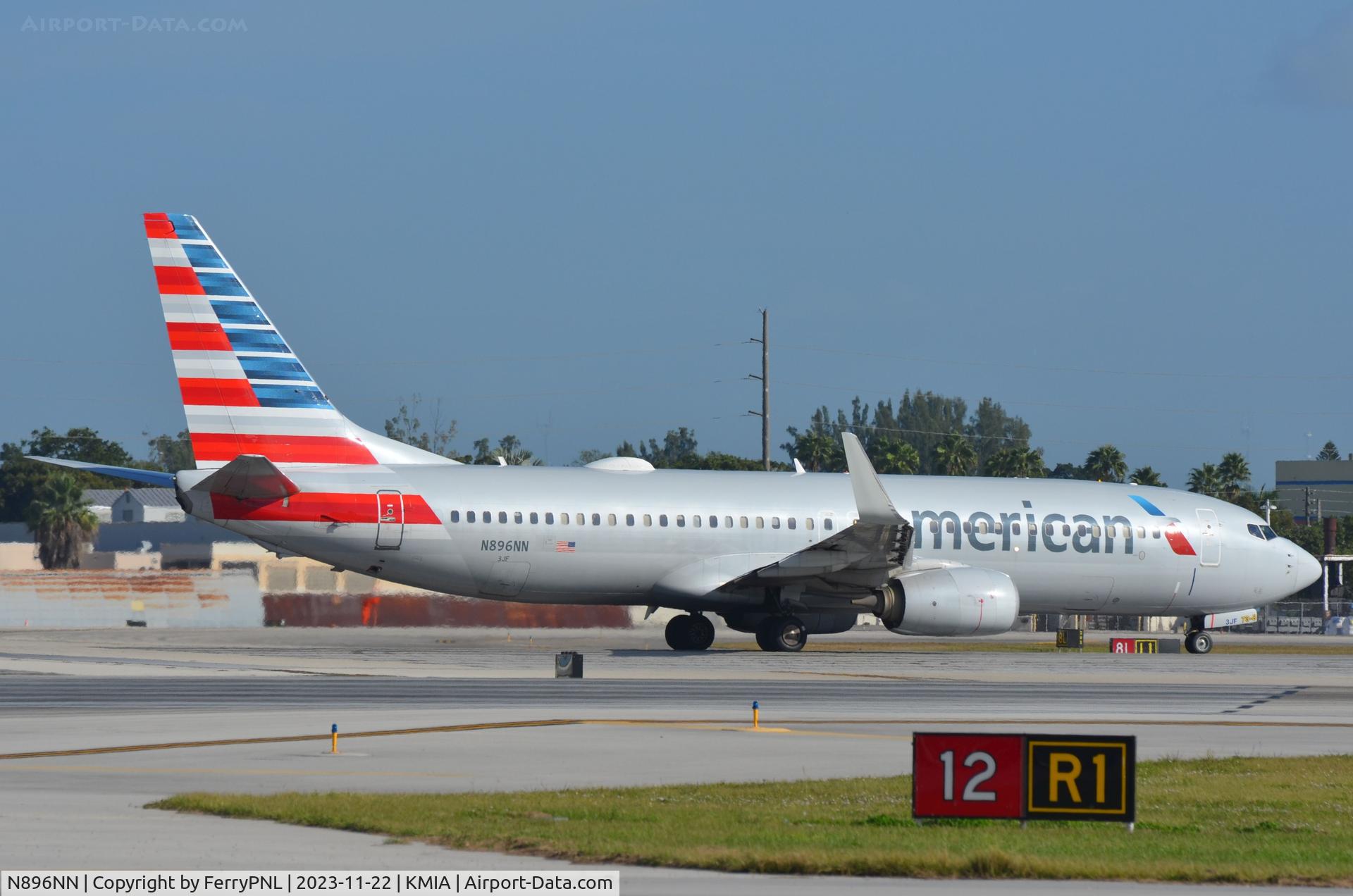 N896NN, 2012 Boeing 737-823 C/N 4093, AA B738 lined-up
