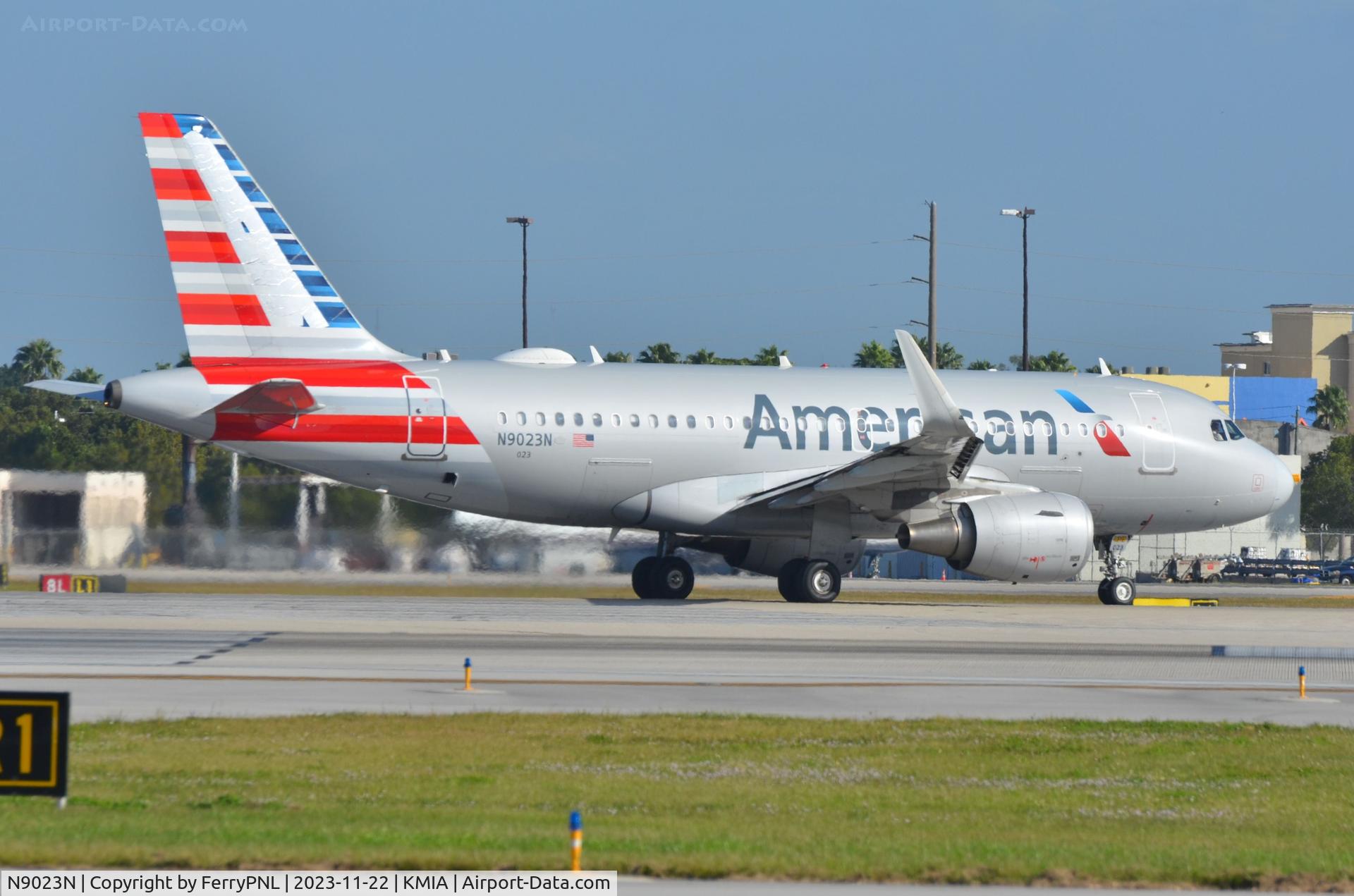 N9023N, 2014 Airbus A319-115 C/N 6349, American A319 lined-up