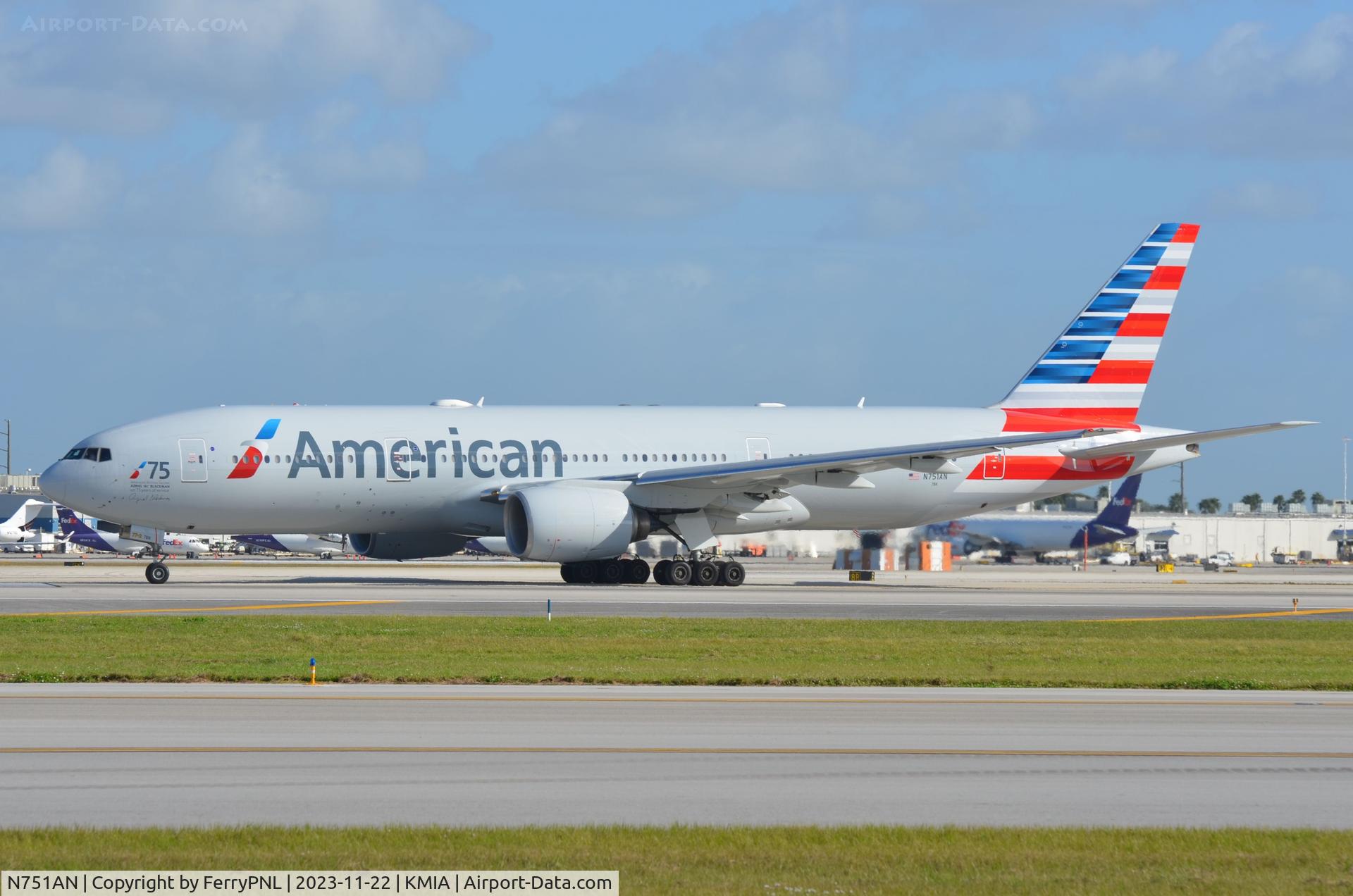 N751AN, 2001 Boeing 777-223 C/N 30798, American B772 taxying for departure