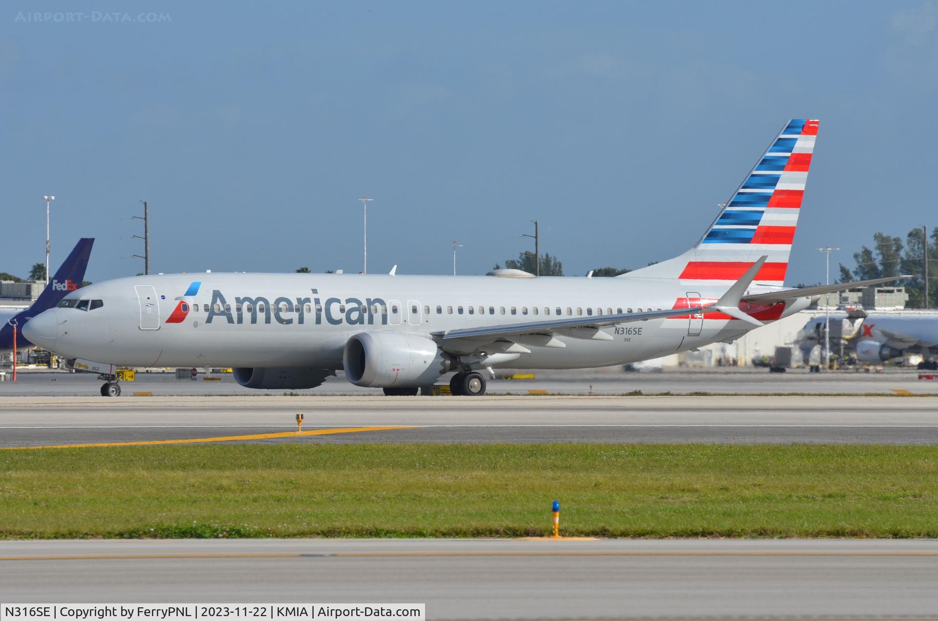 N316SE, 2020 Boeing 737 MAX 8 C/N 44472, AA B738M taxying