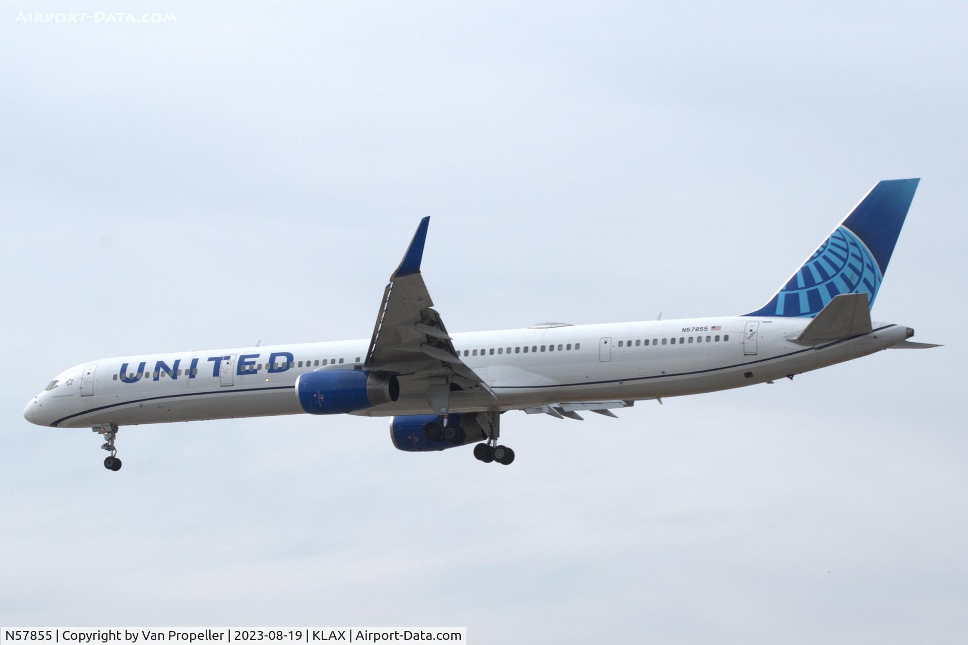 N57855, 2004 Boeing 757-324 C/N 32814, United Airlines on approach to LAX, seen from the terrace of the 