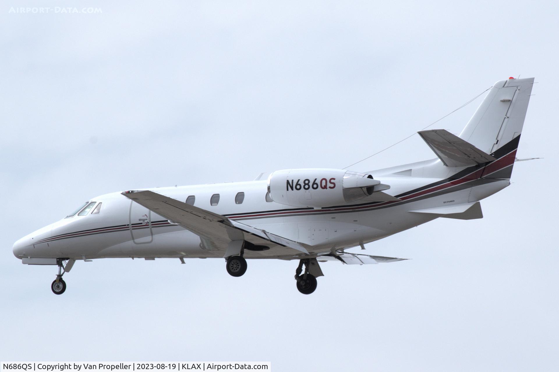 N686QS, 2006 Cessna 560XL C/N 560-5661, NetJets Cessna 560XL Citation XLS on approach to LAX. Seen from the terrace of the 