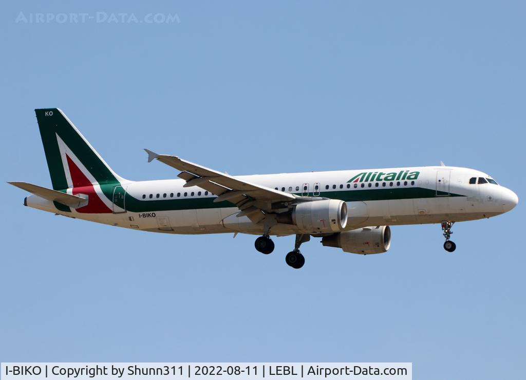 I-BIKO, 2000 Airbus A320-214 C/N 1168, Landing rwy 24R