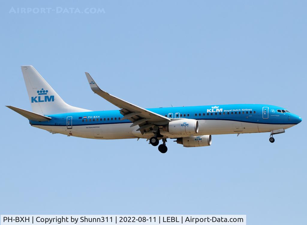 PH-BXH, 2000 Boeing 737-8K2 C/N 29597, Landing rwy 24R in new c/s...