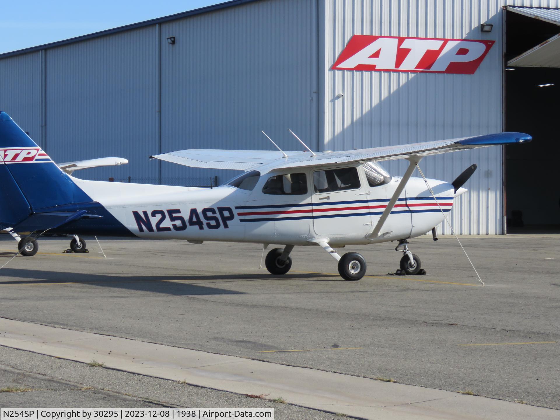 N254SP, 1999 Cessna 172S C/N 172S-8230, Parked