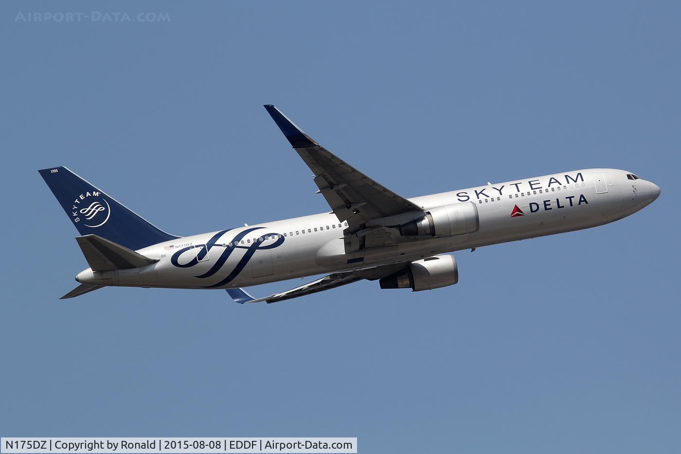 N175DZ, 1999 Boeing 767-332 C/N 29696, at fra