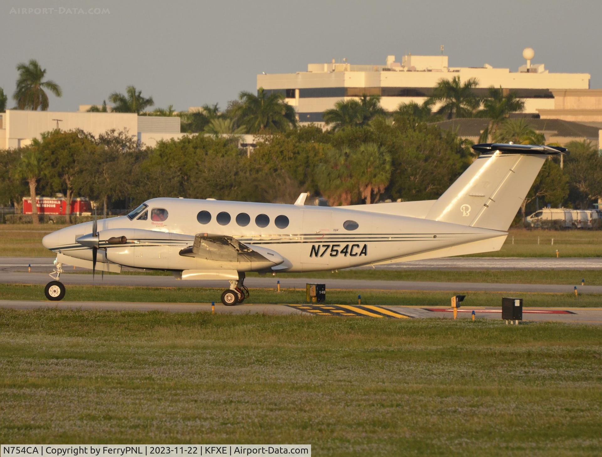 N754CA, 2009 Beechcraft B200 King Air C/N BB-2013, Carver Aero Be200 for departure